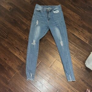 lightwashed ripped jeans